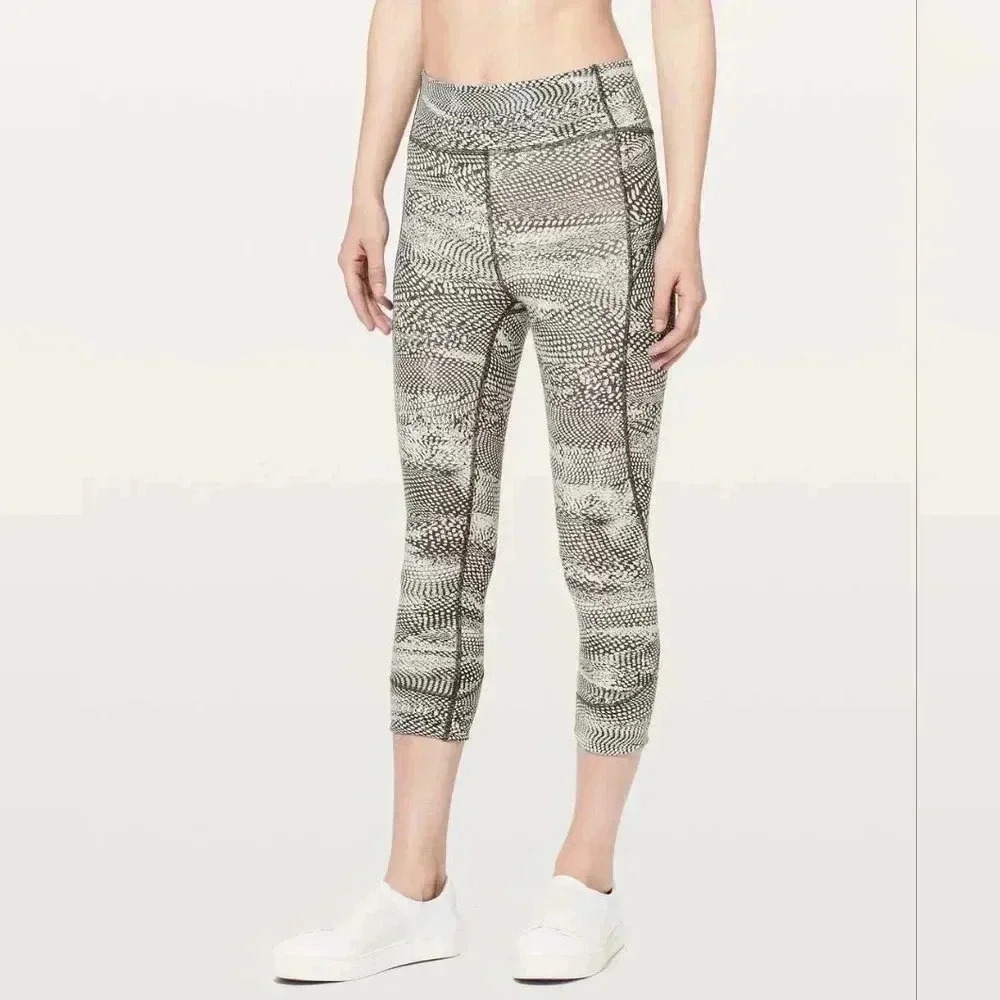 Lululemon In Movement Crop *Everlux 19"Swerve Vapor Metal Grey